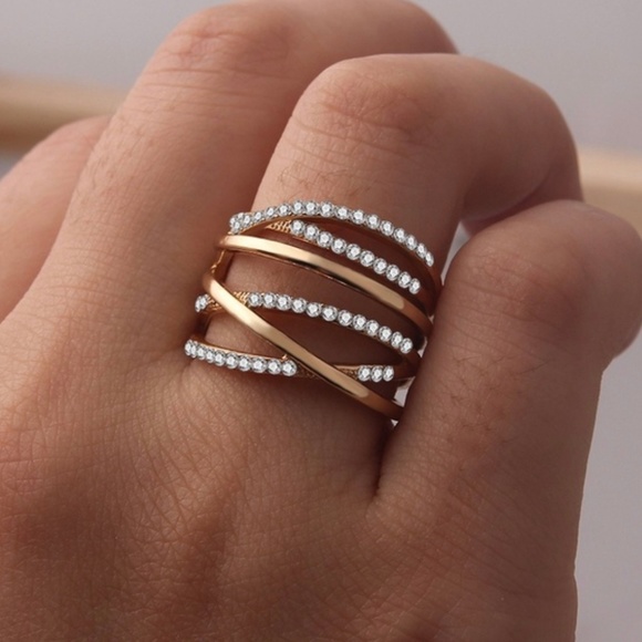 Jewelry - Gold Criss Cross Statement Ring